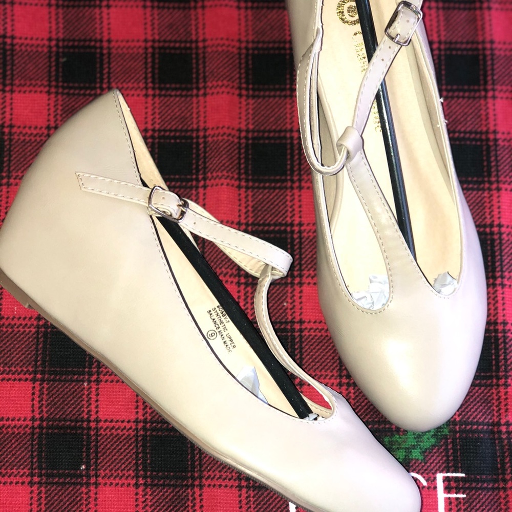 1.5 inch wedge in cream/tan size 9